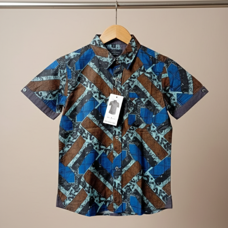 Short-sleeved button-down shirt.013